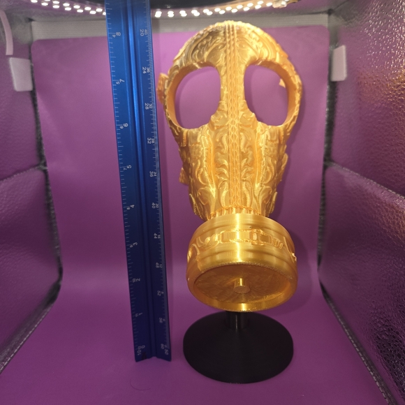 Fancy gold Gas Mask Decor - Picture 4 of 5